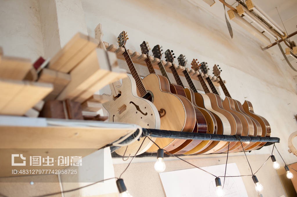 生产弯曲木制品的工厂。加工和粘合工具。吉他和弦乐器的制造。factory for the production of bent wood products. Tools for processing and gluing. Manufacture of guitars and stringed musical instruments.